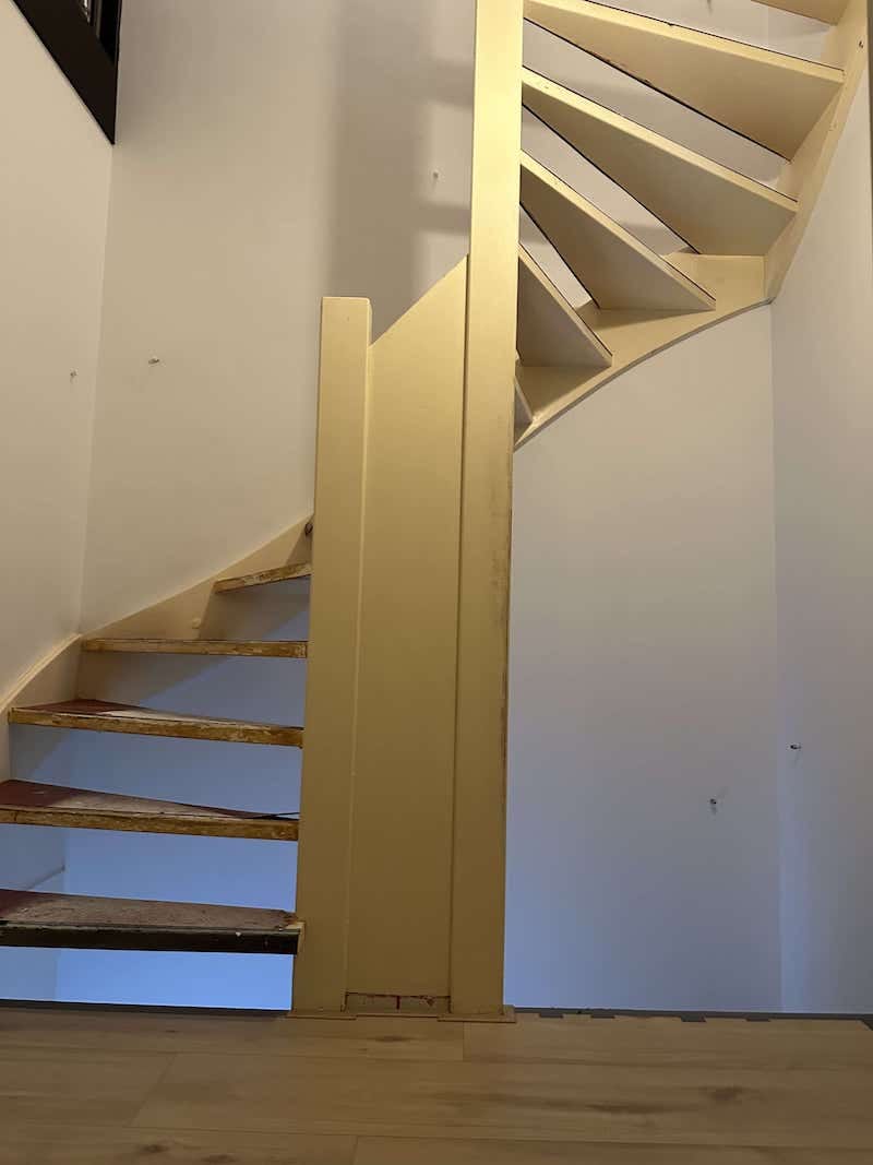 Open trap met zijkanten